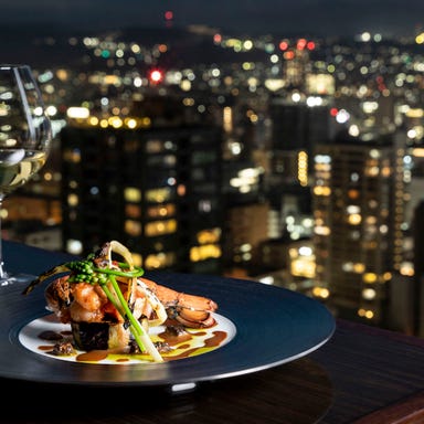 ウェスティンホテル仙台26F レストランシンフォニー_二方向に広がる窓から見渡す夜景