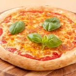 PIZZAも人気です！バジルとモッツァレラチーズのマルゲリータ!