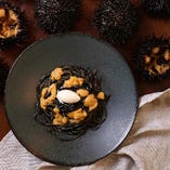 イカ墨のスパゲッティ　生ウニと自家製リコッタチーズのせ