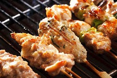 1串1串ジューシーに焼き上げた焼とりが自慢！ 1串180円(税別)~