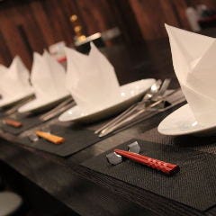 心斎橋 l’oiseau bleu お肉×オーガニック野菜＆ワイン_木目調を基調にした店内は、落ち着いた大人のカウンターになっております。
記念日や、デートの食事にもオススメです。
当店、L`oiseau Bleuロワゾーブルーはオーガニック・無農薬野菜にこだわっています。