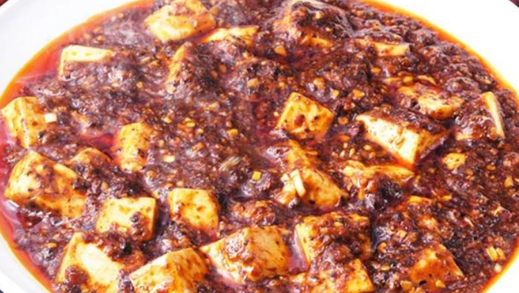 たっぷりの豆腐とひき肉が入った麻婆豆腐