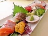 人気の【盛り合わせ刺身】1000円　とれとれ鮮魚の新鮮旬の味！