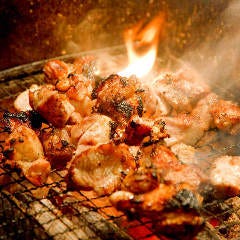 当店の焼き鳥は全て鉄板で提供！取り分けいらずで宴会にも◎