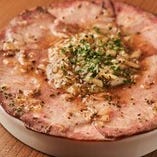 低温調理した牛タンのカルパッチョ(ハーフ)