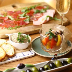 切りたてスペイン産生ハム、オリーブ、パテ、ワインに合う前菜◎