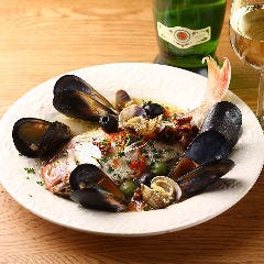 鮮魚を贅沢に使ったアクアパッツァ、残ったスープでリゾットも