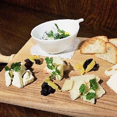 世界各地からワインとの相性を考えて、チーズを集めて一皿に