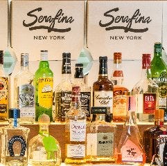 ワイン以外にもカクテルやウイスキーなど多彩なドリンクを用意