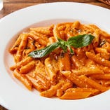 「ペンネ　アラ　ヴォッカ 」はイタリア産トマトクリーミーソースが特長