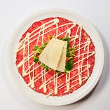 スライスした牛肉をマリネに仕立てた「カルパッチョ　マラテスタ」は女子会で人気