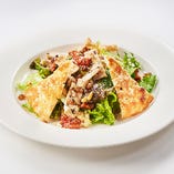 「セラフィーナ特製”チキンサラダ” 」は新鮮野菜とチキンの胸肉のグリルをミックス