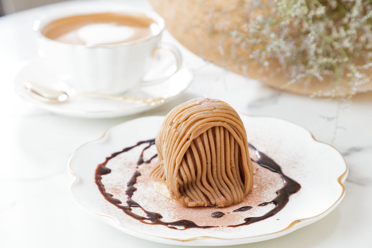 白いお皿にのったモンブランと紅茶