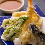 コースでは季節野菜や旬の魚介を天ぷらでお出しします。