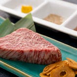 【黒毛和牛】
お肉料理は佐賀牛など黒毛和牛を使用します