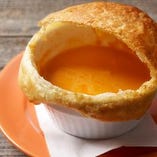 ロブスタービスクのパイ包み
Lobster Bisque Soup Pie