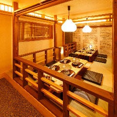 当店こだわりの木を誇張としたお洒落なお席でゆっくりと♪
