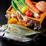 【新鮮食材】
九州産の魚介や野菜など同じ風土のものを厳選！