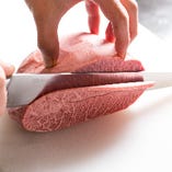 極上の肉をさらに磨き上げる職人の技…ミリ単位の切り方にも…