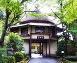 百楽荘の顔「長寿門」