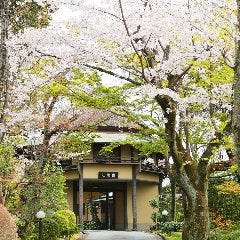 訪れる度に色を変える料亭百楽荘