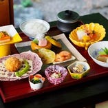 『”主役は野菜”滋味野菜ランチ【梅】』四季折々で旬を迎える野菜本来の旨味を存分に味わう〈平日昼限定〉