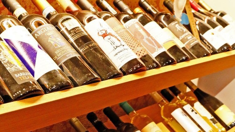 店内一角の『ワインの小部屋』には常時80種のワインをご用意！