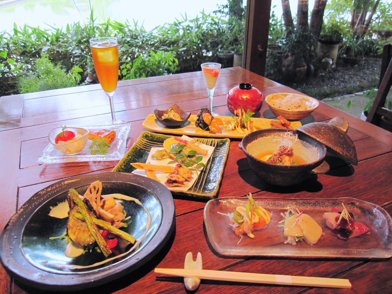 趣のある和食器に盛り付けられたコース料理