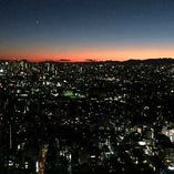 地上220Mから眺める絶景
夕闇に染まる新宿摩天楼と富士山