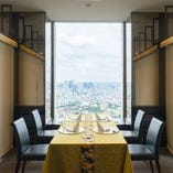 プライベート半個室【光】仕切りのある半個室のお席　地上220Mから眺める新宿摩天楼