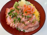 土日祝限定の木更津産陸（おか）サーモン丼！希少な木更津産です