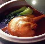 天厨菜館 伝統の名物料理 フカヒレ入り丸鶏の姿土鍋煮込み