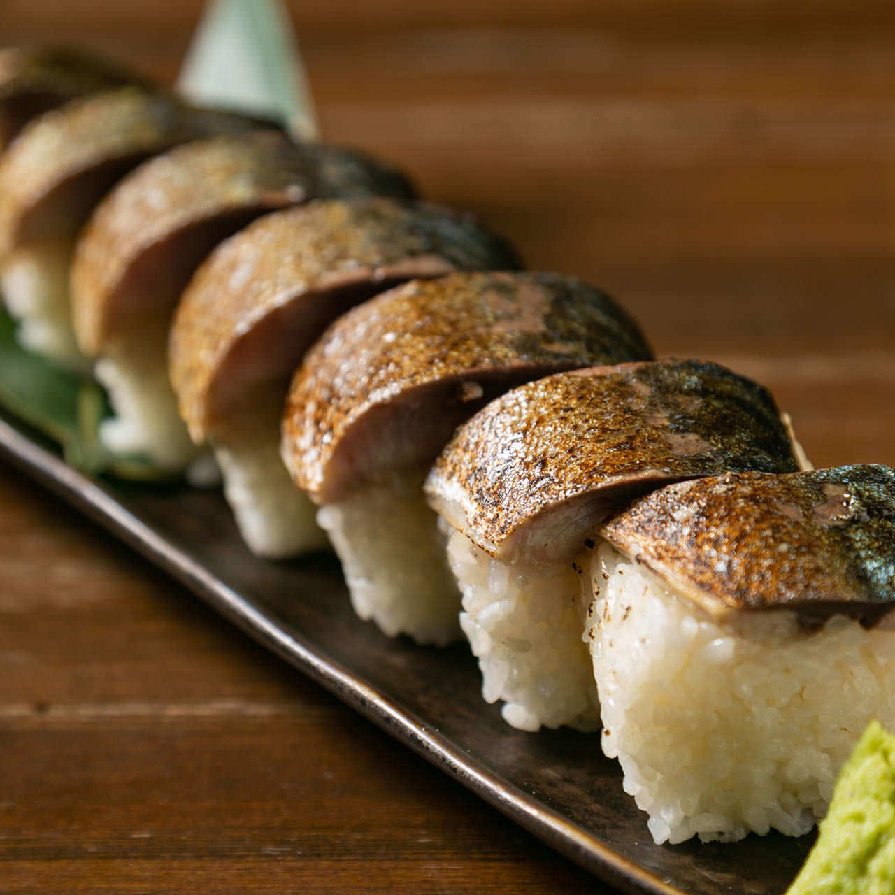 表面をさっと軽く炙った「鯖寿司」は食欲そそる逸品です♪