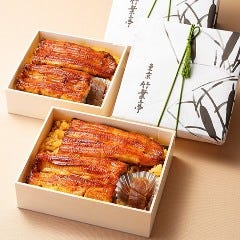 定番の鰻丼折、お好みで粉山椒をかけてお召し上がりください。
