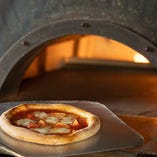 窯で焼き上げるピザはやはり焼き立てが絶品。