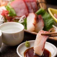 魚バカ一代では、築地より仕入れる新鮮なお魚をご堪能下さい