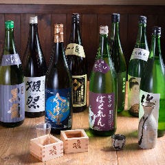 落ち着いた雰囲気でいただく日本酒の数々。至福のひと時を。