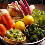 店主の母親が佐渡で生産している新鮮野菜には、珍しい物も多数。