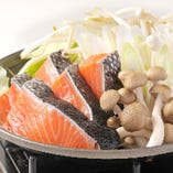鮭と野菜を豪快に蒸し焼きにする北海道の漁師町の名物料理。