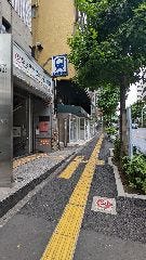 大江戸線Ｃ１出口を出ると大久保通りに出ます。左方向に上ります。