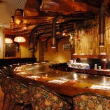 地下フロア、カウンター席です。ディナータイムには10名様より20名様までのお食事会貸切席として承ります。昭和の手仕事の銅板フードが豪華な雰囲気を演出するフロアです。