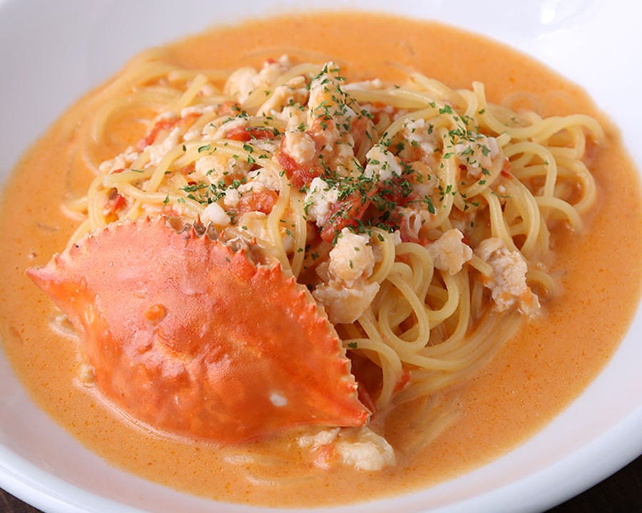 ワタリガニの甲羅が飾られたクリームパスタ