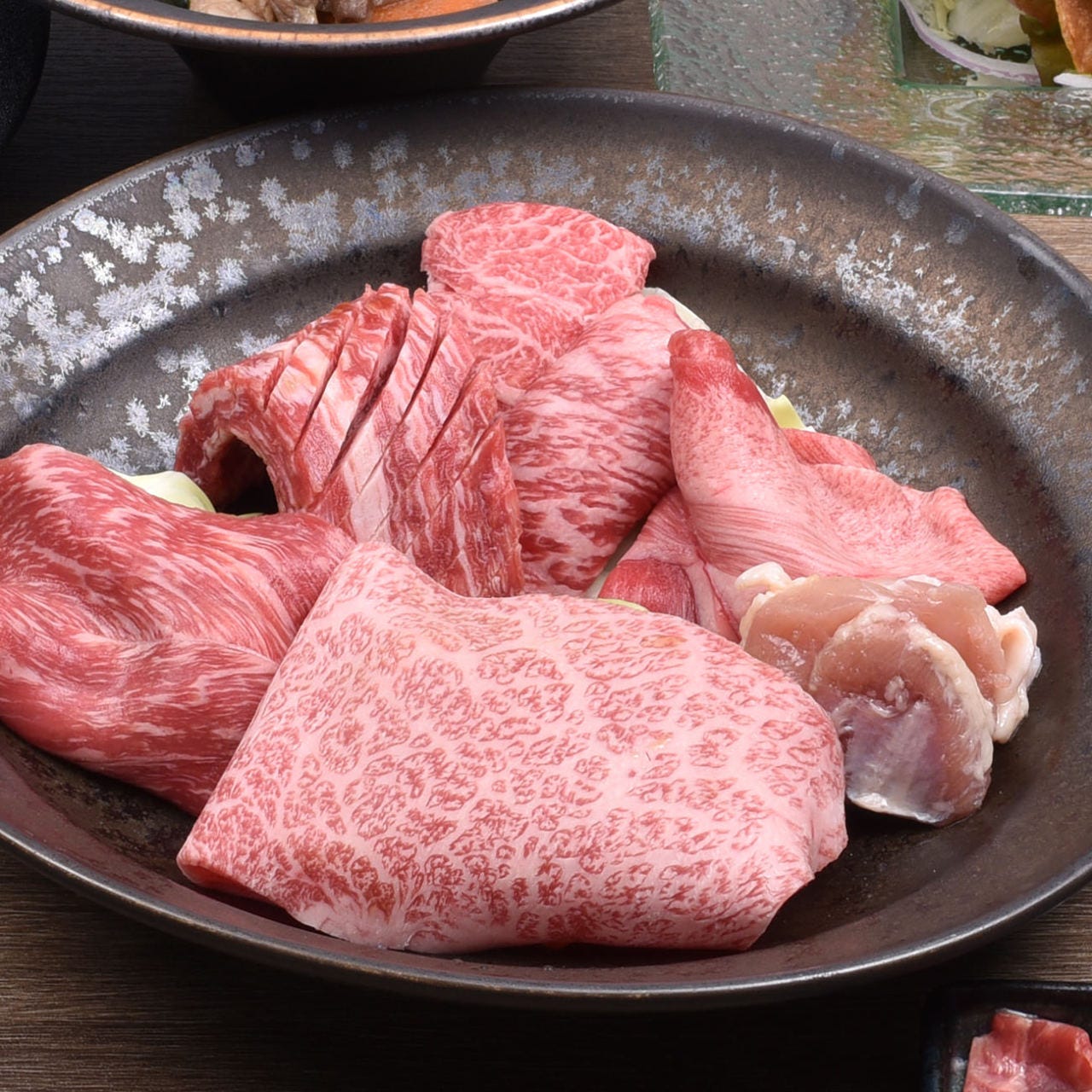 スペシャルディナーセットのお肉は色々な部位が1枚ずつ味わえる