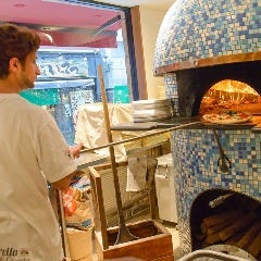毎朝生地から造るピッツァ 400℃の釜で40秒で焼き上げます