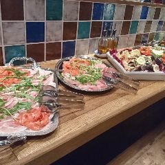 お料理はビュッフェ形式でご提供します。