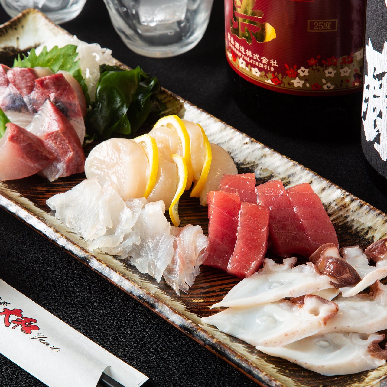 旬の魚を味わえる『鮮魚盛り』は、3種1,100円～ご用意。