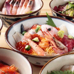 海鮮丼各種取り揃えております！！