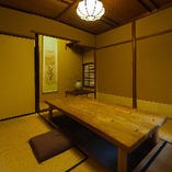 赤松の床柱に、月毎に替わる軸や茶花が映える掘りごたつ式の個室