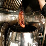 北京ダック、焼豚など焼料理には特注窯を使用しています。