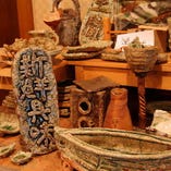 個性的な食器の数々　長岡京市で作陶する陶芸家・村越琢磨さんの作品。　